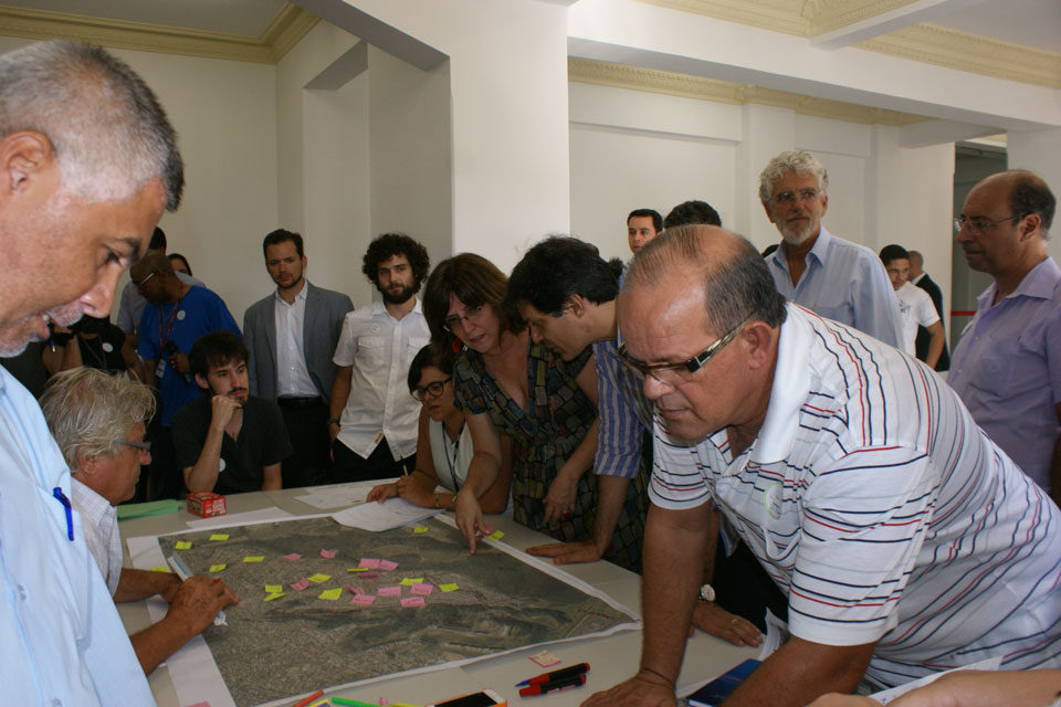 Mesa de discussão da subprefeitura de Itaquera, durante o workshop realizado em 14/03/2014 